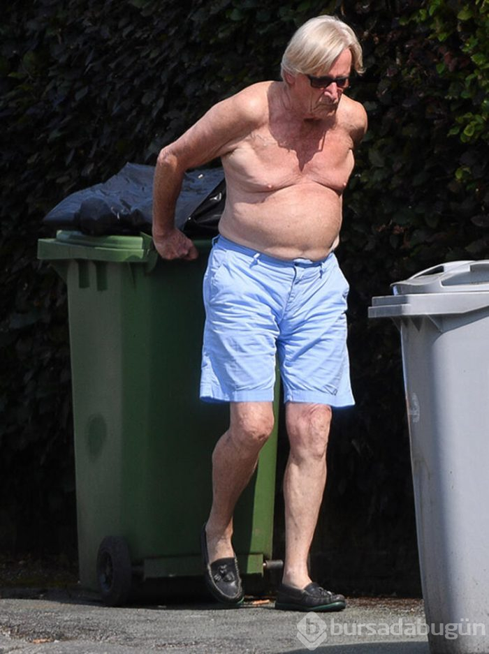 William Roache evinin önündeki çöp kutularını boşalttı
