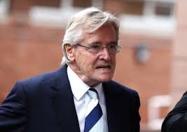 William Roache evinin önündeki çöp kutularını boşalttı
