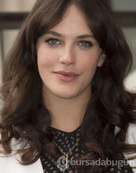 Jessica Brown Findley parkta dikiş dikti
