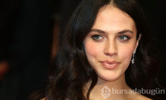 Jessica Brown Findley parkta dikiş dikti
