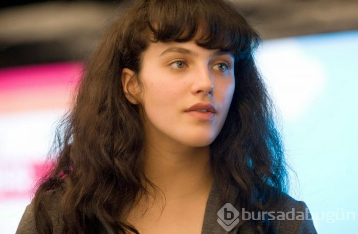 Jessica Brown Findley parkta dikiş dikti
