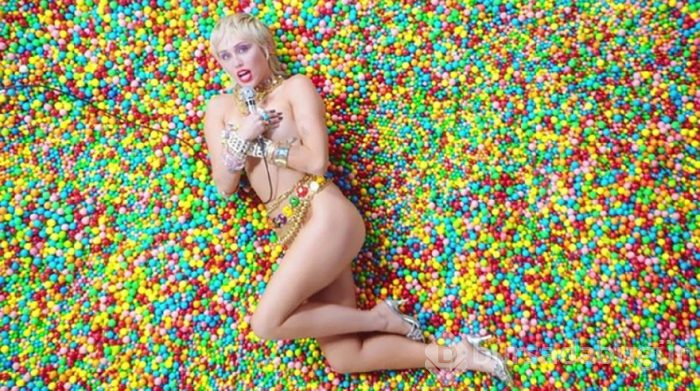 Miley Cyrus'tan bomba itiraf: İlk kez birlikte olduğum kişi...