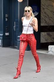 Miley Cyrus'tan bomba itiraf: İlk kez birlikte olduğum kişi...