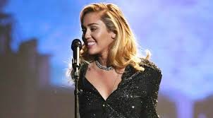 Miley Cyrus'tan bomba itiraf: İlk kez birlikte olduğum kişi...