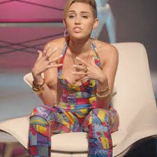 Miley Cyrus'tan bomba itiraf: İlk kez birlikte olduğum kişi...