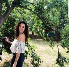 Azra Akın: Bana benziyor, değil mi?