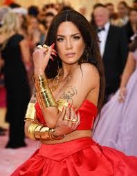Ünlü şarkıcı Halsey, yüzde 11 Türk çıktı, baklava yapmayı öğreniyor