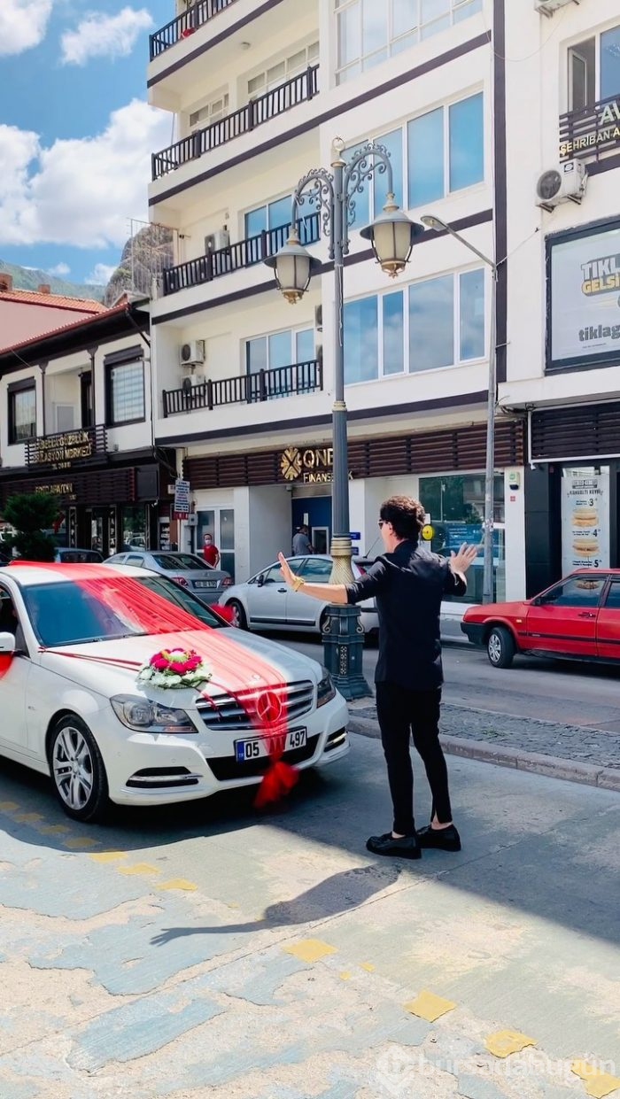 Yılmaz Morgül, düğün arabasının önünü kesti harçlık aldı!