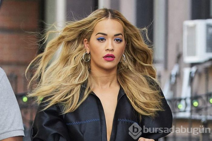 Rita Ora'dan havuzda üstsüz paylaşım!