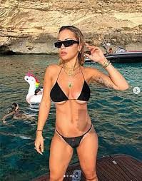 Rita Ora'dan havuzda üstsüz paylaşım!