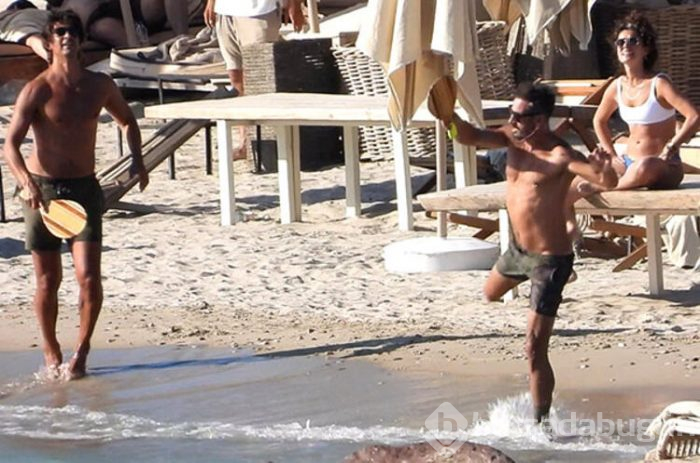 Özge Özpirinçci bikinisini plajda değiştirdi