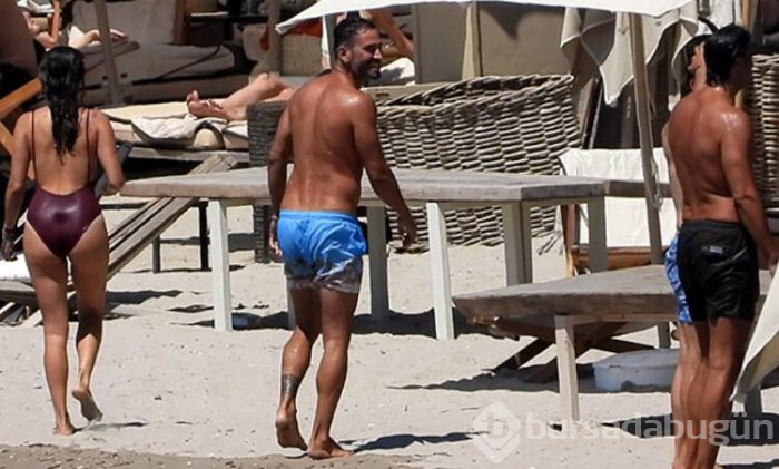 Özge Özpirinçci bikinisini plajda değiştirdi