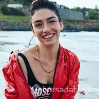Hazar Ergüçlü'den bikinili selfie