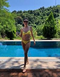 Hazar Ergüçlü'den bikinili selfie