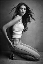 Kaia Gerber canlı yayında saçını boyadı!
