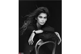 Kaia Gerber canlı yayında saçını boyadı!