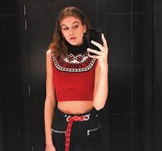 Kaia Gerber canlı yayında saçını boyadı!
