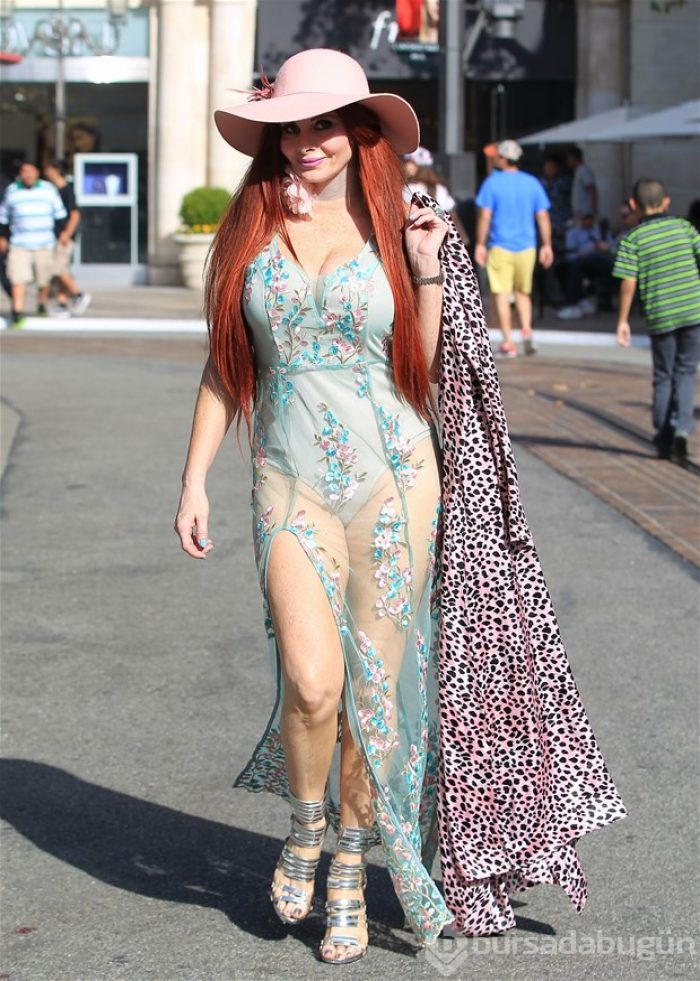 Phoebe Price'ın ilginç ve maske gözlüğü