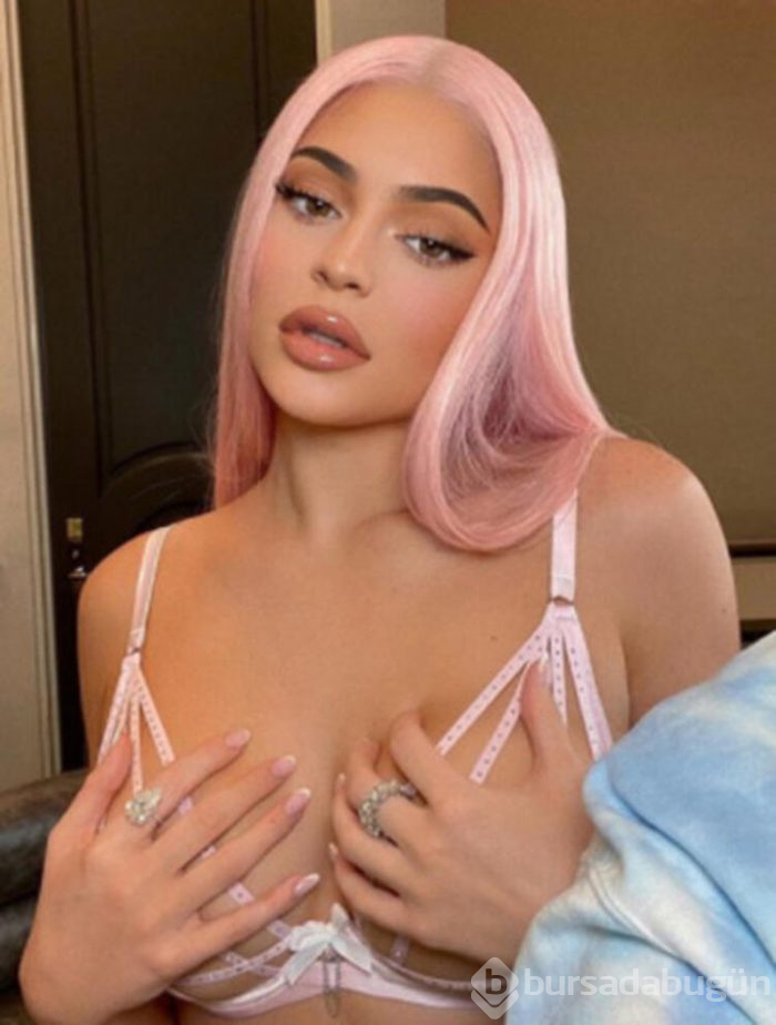 Kylie Jenner evinin bahçesinde duş aldı