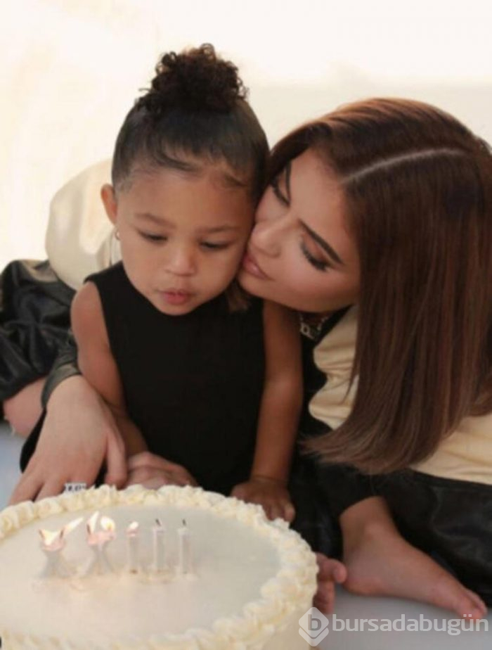 Kylie Jenner evinin bahçesinde duş aldı