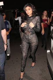 Kylie Jenner evinin bahçesinde duş aldı