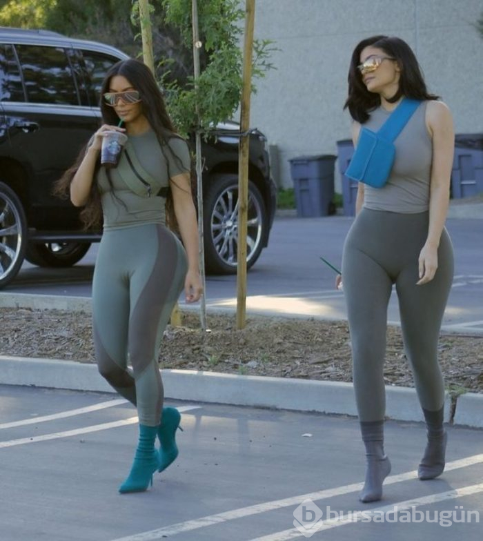 Kylie Jenner evinin bahçesinde duş aldı