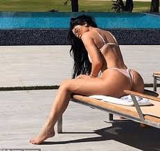 Kylie Jenner evinin bahçesinde duş aldı