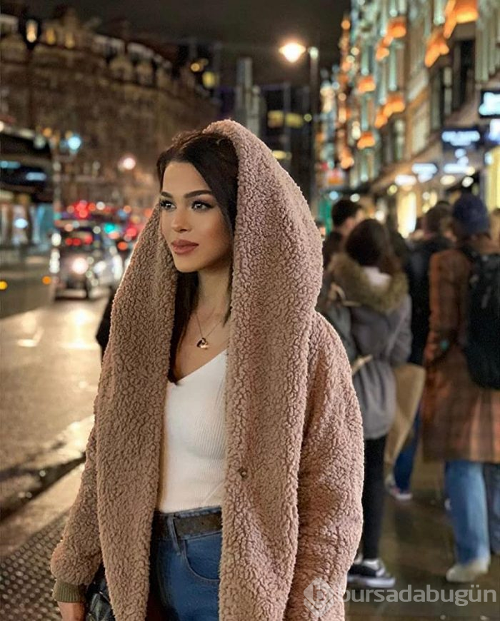 Aslıhan Karalar beyaz mayosuyla dikkatleri üzerine çekti