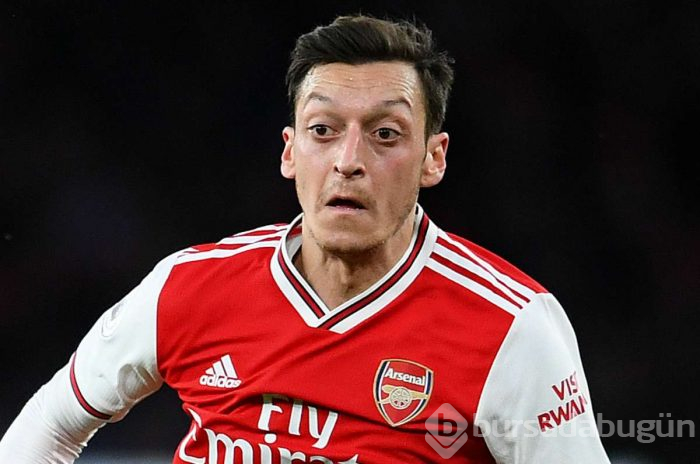 Mesut Özil arkadaşlarıyla plajda