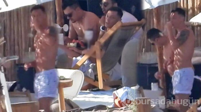 Mesut Özil arkadaşlarıyla plajda