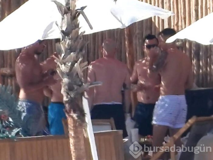 Mesut Özil arkadaşlarıyla plajda