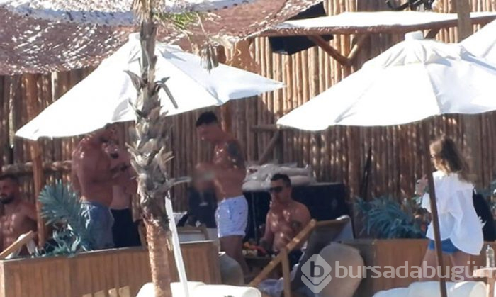 Mesut Özil arkadaşlarıyla plajda