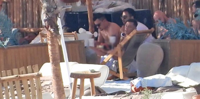 Mesut Özil arkadaşlarıyla plajda