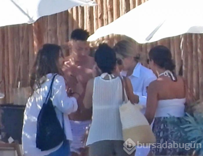 Mesut Özil arkadaşlarıyla plajda