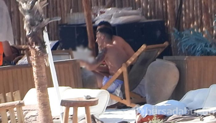 Mesut Özil arkadaşlarıyla plajda