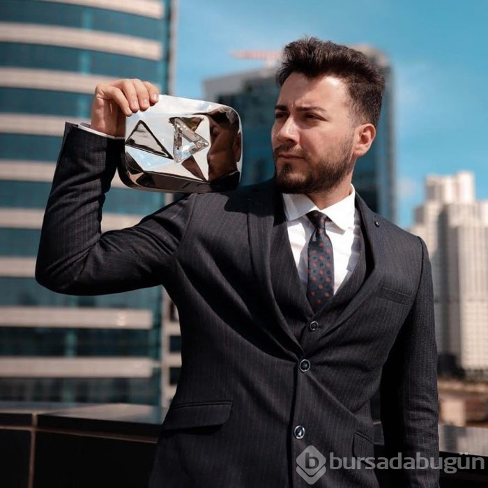 Enes Batur yeni sevgilisiyle yakalandı
