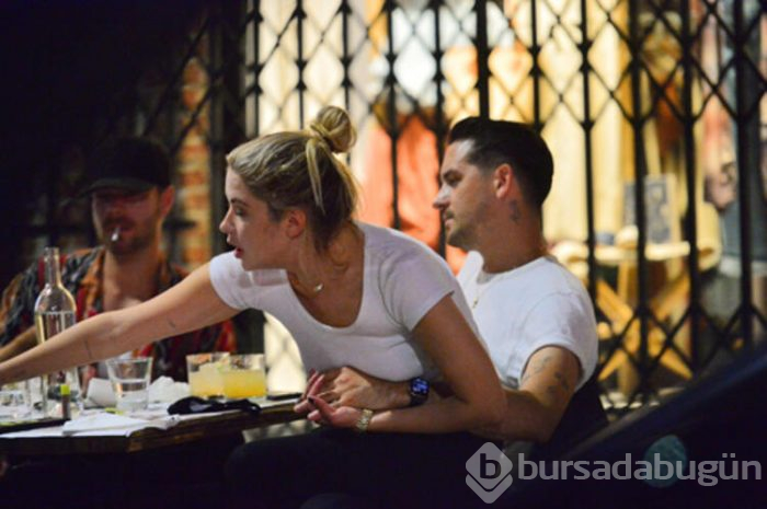 Bütün gece sevgilisinin dizlerinde oturdu
