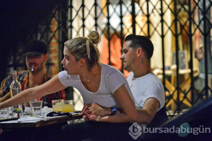 Bütün gece sevgilisinin dizlerinde oturdu