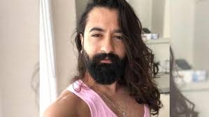 Şiir okumuyor
