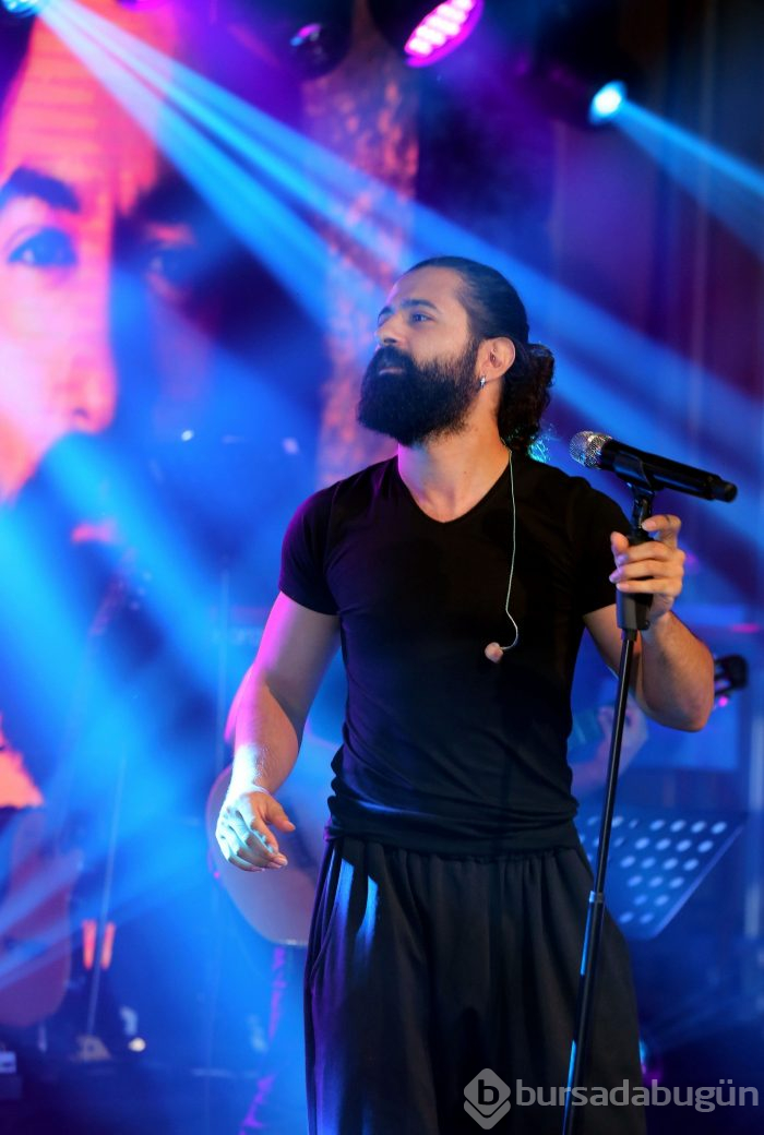 Şiir okumuyor
