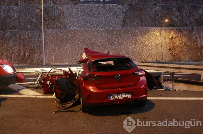 Bursa'da otomobil bariyerlere saplandı