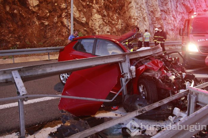 Bursa'da otomobil bariyerlere saplandı
