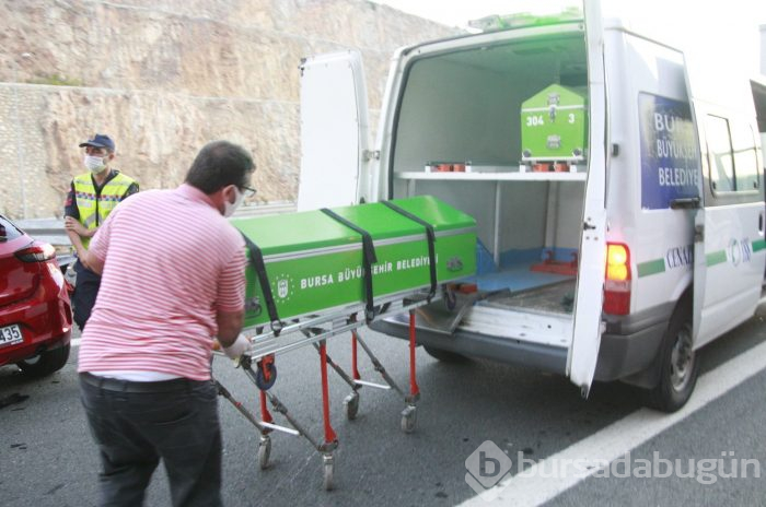 Bursa'da otomobil bariyerlere saplandı