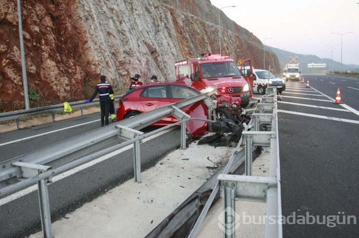 Bursa'da otomobil bariyerlere saplandı
