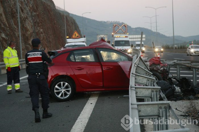 Bursa'da otomobil bariyerlere saplandı