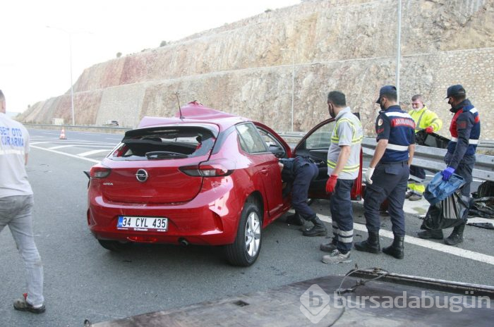 Bursa'da otomobil bariyerlere saplandı
