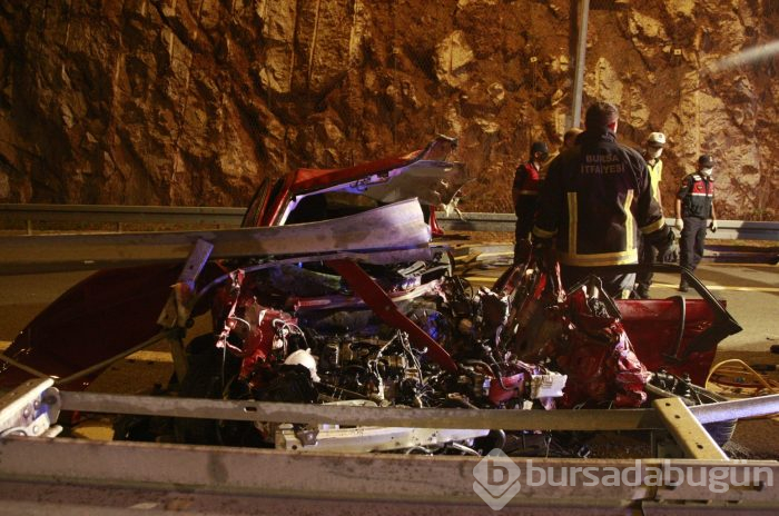 Bursa'da otomobil bariyerlere saplandı