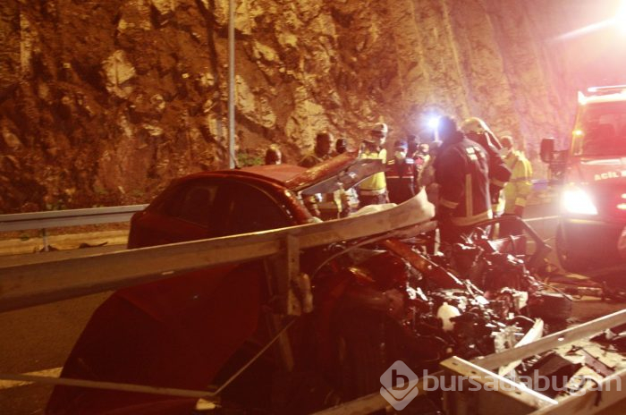 Bursa'da otomobil bariyerlere saplandı