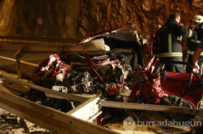 Bursa'da otomobil bariyerlere saplandı