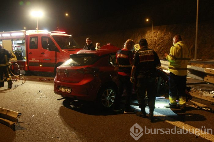 Bursa'da otomobil bariyerlere saplandı